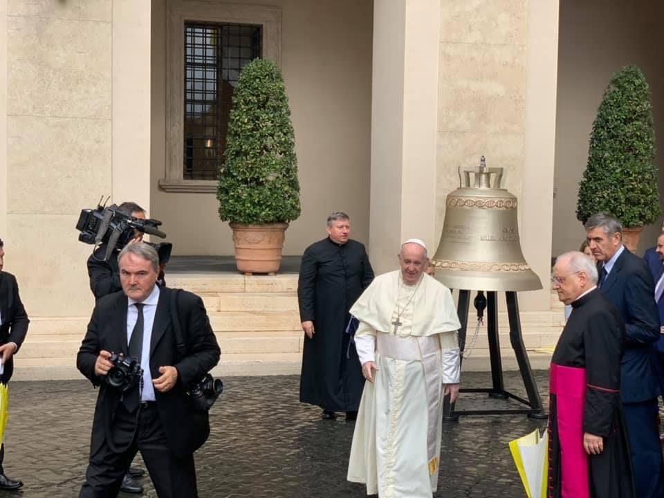23 września br. w Watykanie dzwon odlany w pracowni ludwisarskiej Jana Felczyńskiego w Przemyślu poświęcił papież Franciszek.<br/>fot.ze zbiorów własnych