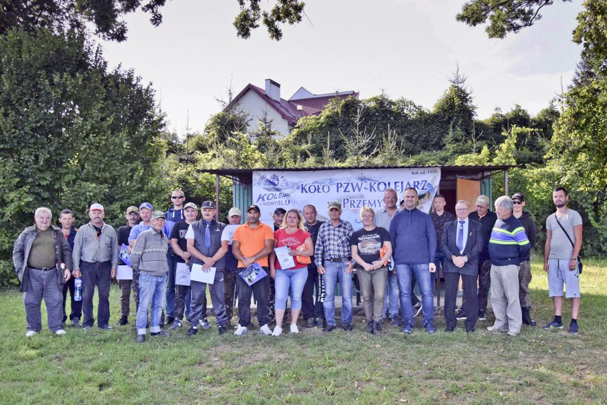 Członkowie koła świętowali w sposób najprzyjemniejszy dla siebie, czyli łowiąc ryby na łowisku w Hermanowicach.<br/>fot.ze zbiorów własnych