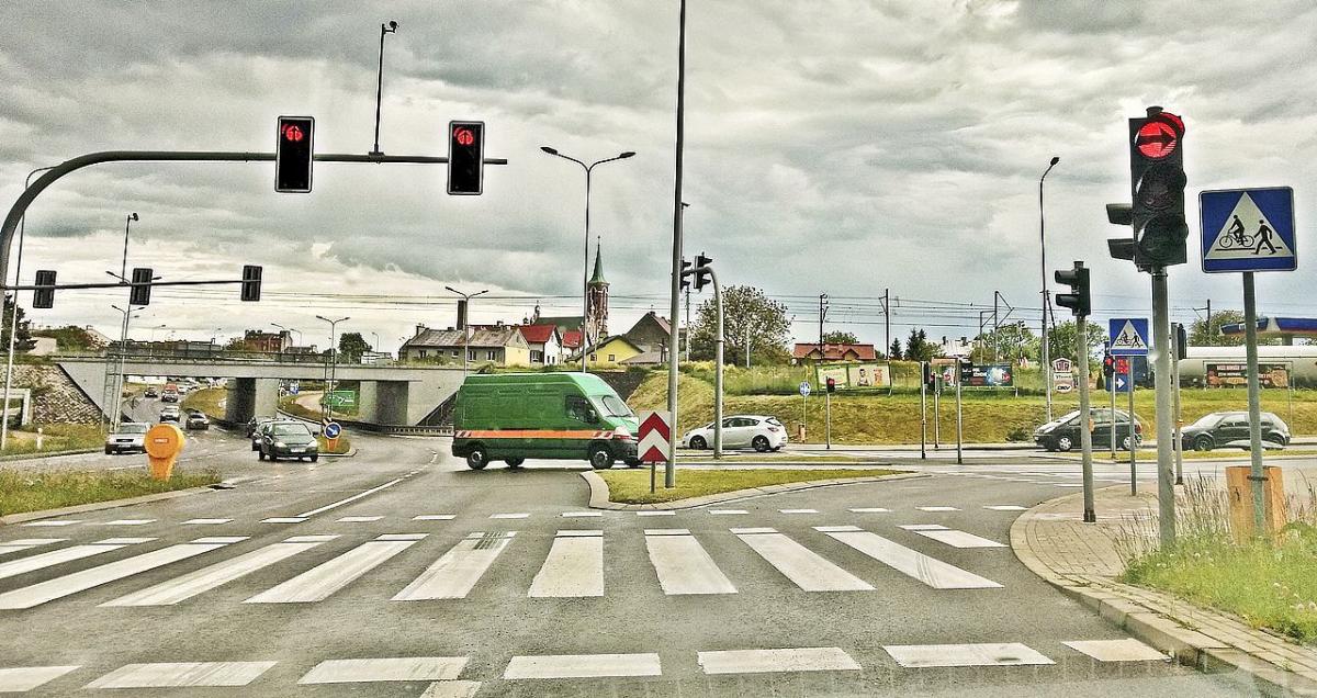 Najpierw były trzy sekundy, obecnie przez pięć sekund pali się zielone światło na prawoskręcie z obwodnicy miasta w ulicę Wincentego Pola. Zdaniem kierowców, to nie rozwiązało problemu.<br/>fot.Mariusz Godos