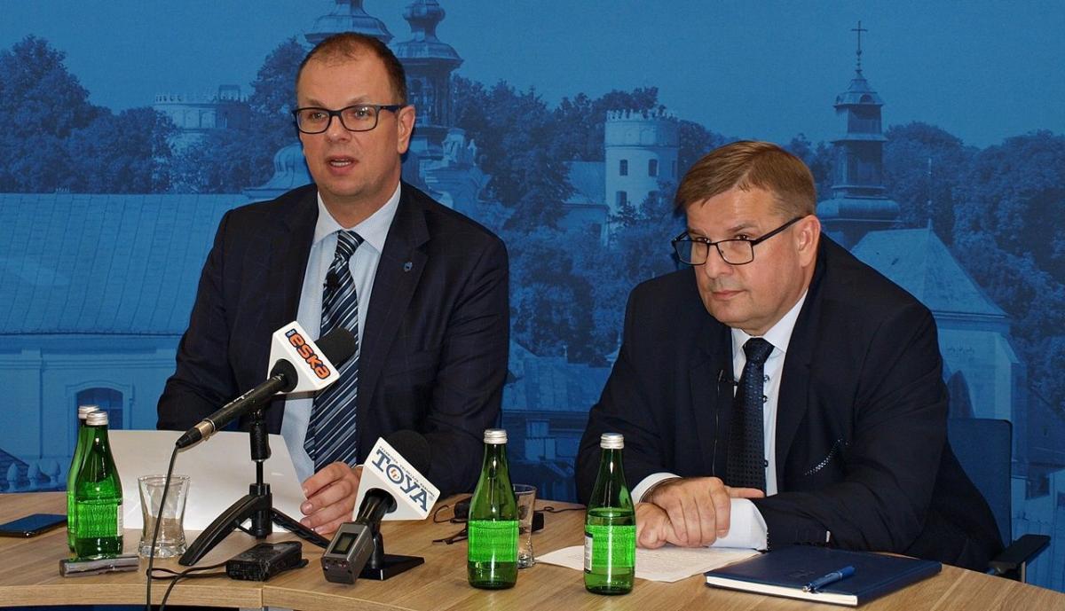 W konferencji prasowej wziął udział prezydent Przemyśla Wojciech Bakun i prezes Przedsiębiorstwa Wodociągów i Kanalizacji sp. z o.o. Mariusz Kwaśny (z prawej).<br/>fot.Mariusz Godos