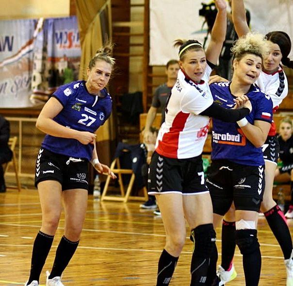 Maryna Żukowska (nr 27) w meczu z Młynami Stoisław Koszalin rzuciła 9 bramek. W Piotrkowie Trybunalskim ledwie jedną.<br/>fot.Kacper Loc