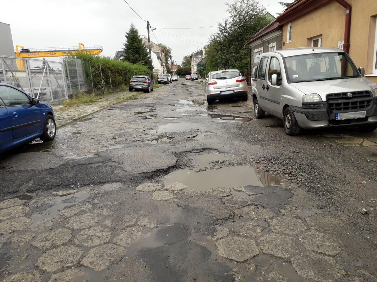 Stan nawierzchni Mierosławskiego jest fatalny. Na remont, jakiego oczekiwaliby mieszkańcy, trzeba będzie jednak poczekać. <br/>fot.Urszula Gielo