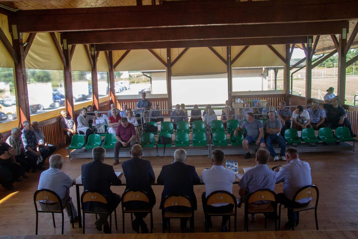 Na spotkanie w Majdanie Sieniawskim zjechało kilkudziesięciu podkarpackich i lubelskich rolników, hodowców trzody chlewnej. Mają nadzieję, że ich rozpaczliwy głos poniesie się dalej i dotrze do osób, które mogą im pomóc w nierównej walce z epidemią.<br/>fot.Bartłomiej Pacek
