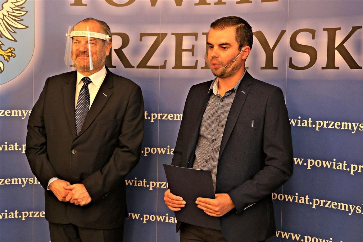 W imieniu powiatu umowy parafowali dwaj członkowie zarządu: wicestarosta przemyski Marek Kudła (z lewej) i Zbigniew Blecharczyk, w imieniu gminy Dubiecko – wójt gminy Jacek Grzegorzak, w imieniu gminy Bircza – zastępca wójta Paweł Rogal (z prawej). <br/>fot.Starostwo Powiatowe w Przemyślu