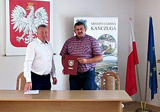 Umowę na przekazanie pieniędzy na pomoc w usuwaniu skutków powodzi wójt gminy Wiązownica Marian Ryznar (z lewej) podpisał m.in. z burmistrzem miasta i gminy Kańczuga Andrzejem Żygadłą.<br/>fot.UG Wiązownica