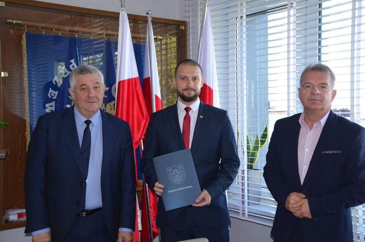 Łukasz Mróz (w środku) został nowym dyrektorem Muzeum w Przeworsku Zespołu Pałacowo-Parkowego.<br/>fot.Starostwo Powiatowe w Przeworsku