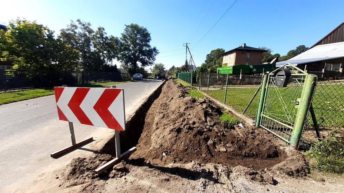 W 2019 r. władze gminy wspólnie z powiatem przemyskim partycypowały w kosztach budowy nowego, 220-metrowego odcinka chodnika. W br. prace są kontynuowane. Budowany jest ponad 200-metrowy fragment chodnika (w kierunku Walawy). 50 tys. zł wygospodarowała gmina, 50 tys. zł powiat.<br/>fot.ze zbiorów wł
