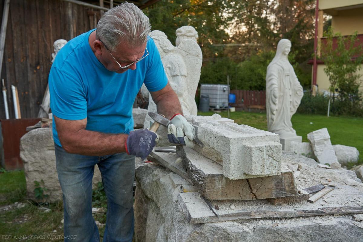 Józef Lewkowicz podczas pracy nad krzyżem z kamienia bruśnieńskiego.<br/>fot.Anna Serkis-Wojtowicz