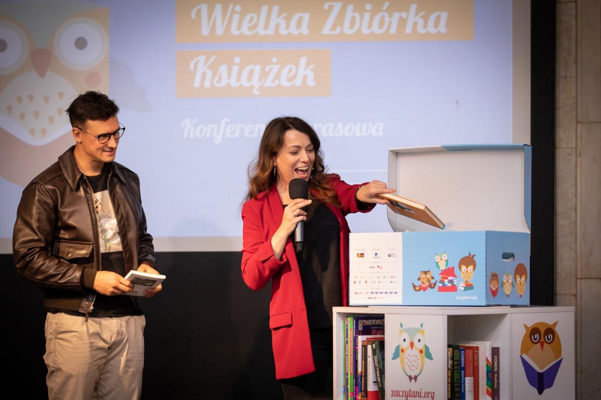 Ambasadorzy akcji Katarzyna Pakosińska i Mateusz Damięcki podczas inauguracji przekazali pierwsze książki z własnych zbiorów.<br/>fot.materiały organizatora