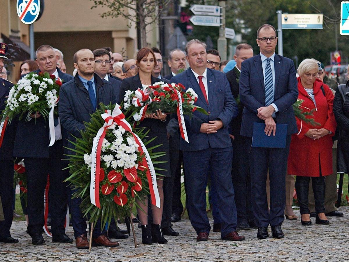 Udział w patriotycznej uroczystości wzięli m.in.: wicemarszałek województwa podkarpackiego Piotr Pilch, prezydent Przemyśla Wojciech Bakun, przewodniczący Rady Miejskiej w Przemyślu Maciej Kamiński.fot.Mariusz Godos