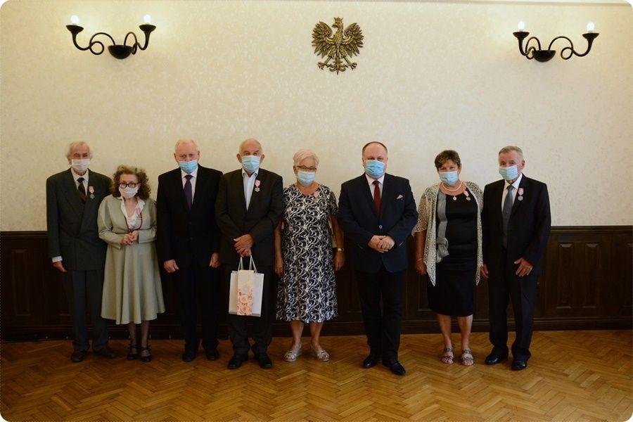 Dostojni jubilaci wyróżnieni za półwieczny małżeński staż w towarzystwie burmistrza i kierownika USC. <br/>fot.UM Przeworsk