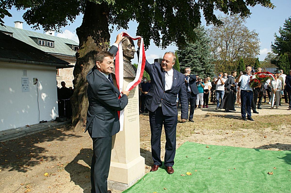 Pomnik Andrzeja M. Fredry odsłonili m.in. wicemarszałek województwa podkarpackiego Piotr Pilch oraz były marszałek Sejmu, poseł PiS Marek Kuchciński.<br/>fot.ze zbiorów własnych