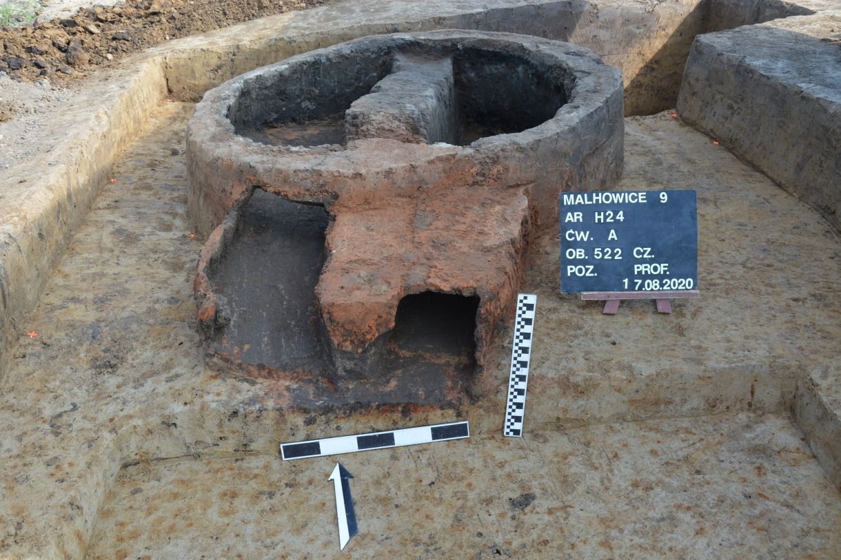 W trakcie prac archeologicznych odkryto 6 pieców do wypalania ceramiki. Znalezisko może świadczyć o tym, że znajdowała się tam duża osada produkująca wysokiej jakości naczynia.<br/>fot.PWKZ Przemyśl