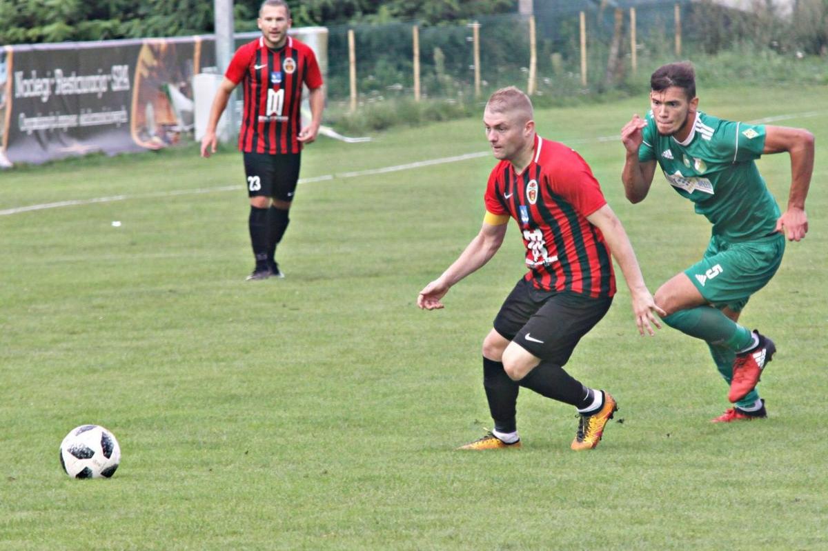 Krzysztof Pietluch (w środku) zdobył w tym sezonie już 8 bramek.<br/>fot.Kamil Krukiewicz