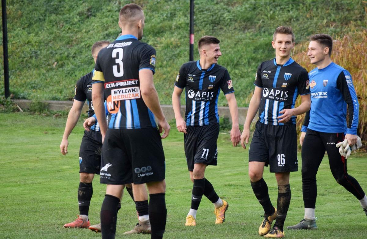 Choć piłkarze JKS Jarosław zagrali bardzo ambitnie, ze sporą determinacją, nie wystarczyło to na doświadczony zespół Korony Rzeszów, który wywiózł ze stadionu przy ul. Bandurskiego komplet punktów.<br/>fot.Dominik Budzowski