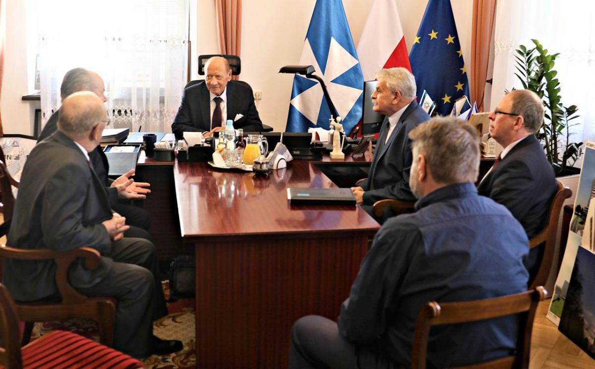 8 września br. w gabinecie prezydenta Rzeszowa Tadeusza Ferenca (trzeci z lewej) doszło do podpisania umowy o przekazaniu 100 tys. zł przez miasto Rzeszów powiatowi przemyskiemu z przeznaczeniem na usuwanie skutków klęski żywiołowej.<br/>fot.Starostwo Powiatowe w Przemyślu
