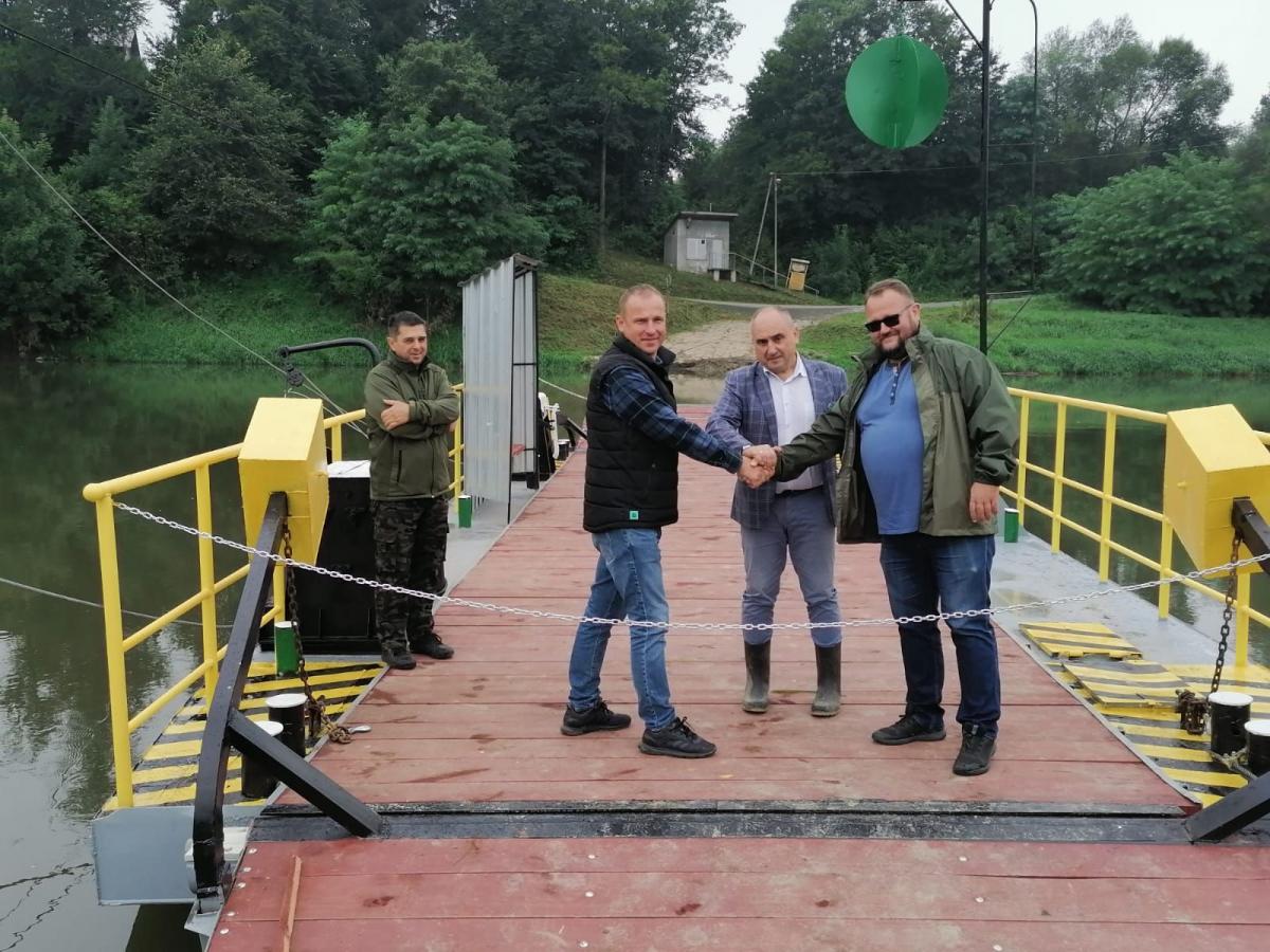 8 września br. odbyło się zwodowanie promu, w którym uczestniczyli dyrektor Zarządu Dróg Powiatowych w Przemyślu Janusz Hołyszko i wykonawca remontu Adrian Pabisek. Łączny koszt to 121 tys. zł, a pieniądze w całości pochodziły z budżetu powiatu przemyskiego.<br/>fot.Starostwo Powiatowe w Przemyślu