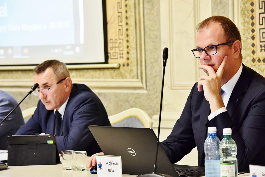 Od czerwca br., po zmianie układu sił i prezydium w radzie miejskiej, Janusz Zapotocki i Wojciech Bakun zajmują miejsca tuż obok siebie. <br/>fot.Paweł Bugira
