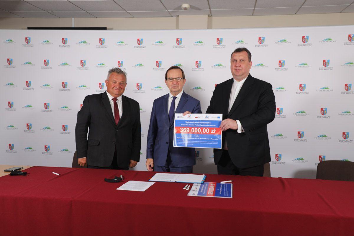 W imieniu organów zarządzających i dyrekcji placówek podziękowania przekazał ks. Artur Janiec, dyrektor Caritas Diecezji Przemyskiej (z prawej).<br/>fot.Urząd Marszałkowski w Rzeszowie