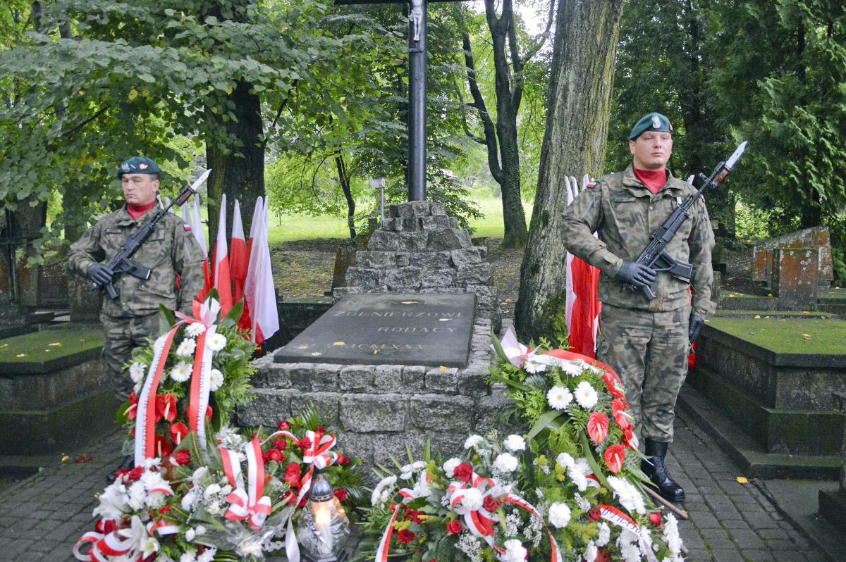 Główna część uroczystości odbyła się przy Grobie Nieznanego Żołnierza na Cmentarzu Wojskowym przy ul. Przemysława w Przemyślu.<br/>fot.UM Przemyśl