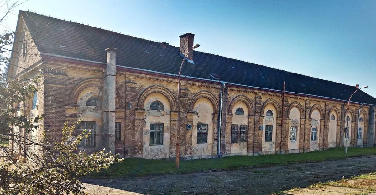 Obecnie przy ul. Okrzei wciąż istnieje kompleks wojskowy. Zlokalizowany jest w strefie ochrony konserwatorskiej. Wojsko ogłosiło przetarg na remont jednego z budynków. <br/>fot.Mariusz Godos