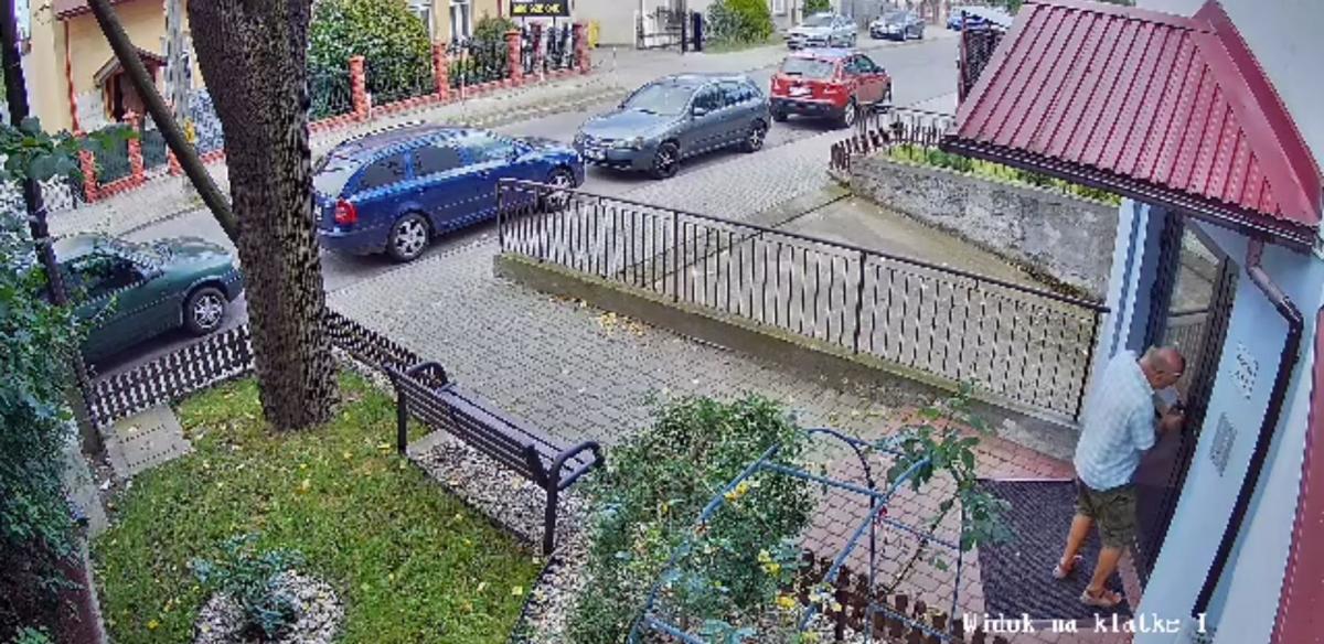 Kilka dni temu listonosz wszedł do jednej z klatek bloku przy ulicy Zielińskiego w Przemyślu, forsując drzwi przy pomocy śrubokrętu. Według zarządcy wspólnoty Tomasza Bandrowicza włamuje się, przy okazji uszkadzając drzwi wejściowe. Kadr z monitoringu.<br/>fot.ze zbiorów własnych