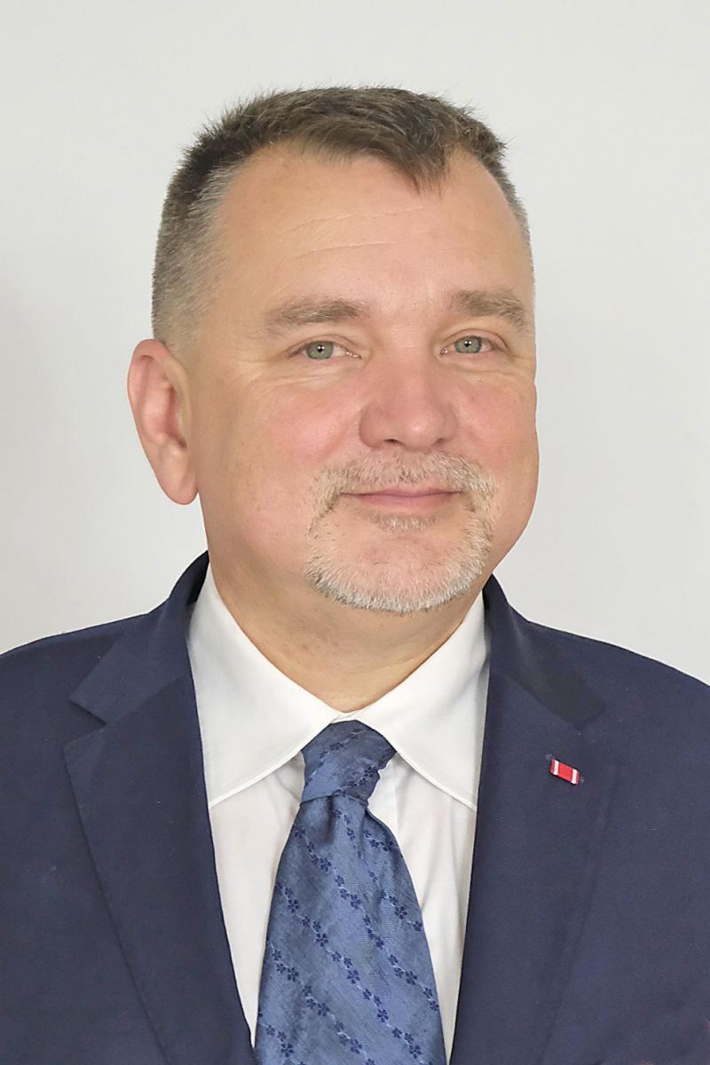 Były europoseł, były wiceprzewodniczący Rady Miejskiej w Przemyślu z partii Wspólnie dla Przemyśla Andrzej Zapałowski w wojskach obrony terytorialnej był w stopniu podporucznika. Osoba w takiej randze za jeden szkoleniowy dzień w WOT otrzymuje 153 zł 30 gr. Jest także dodatek za gotowość. Wynosi 365