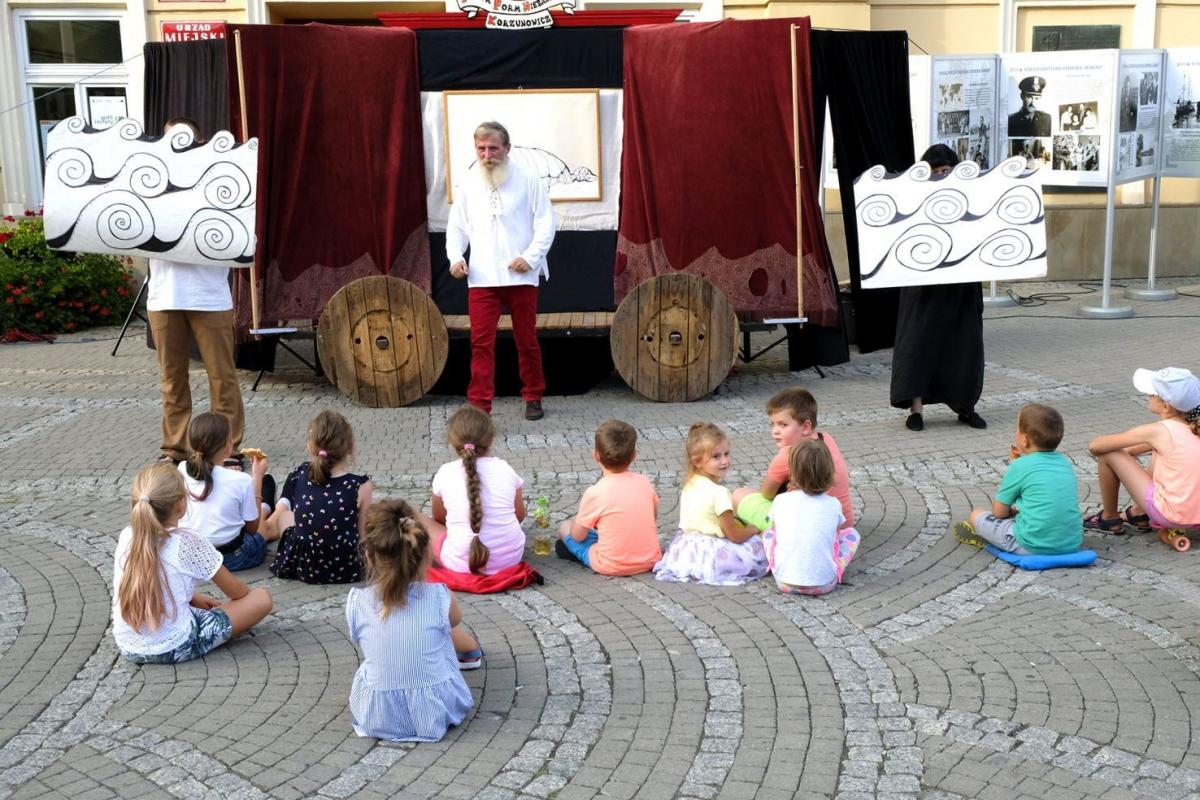 Oszczędność teatralnych form i prosty, pełen humoru język trafiały do najmłodszych.<br/>fot.Jacek Szwic