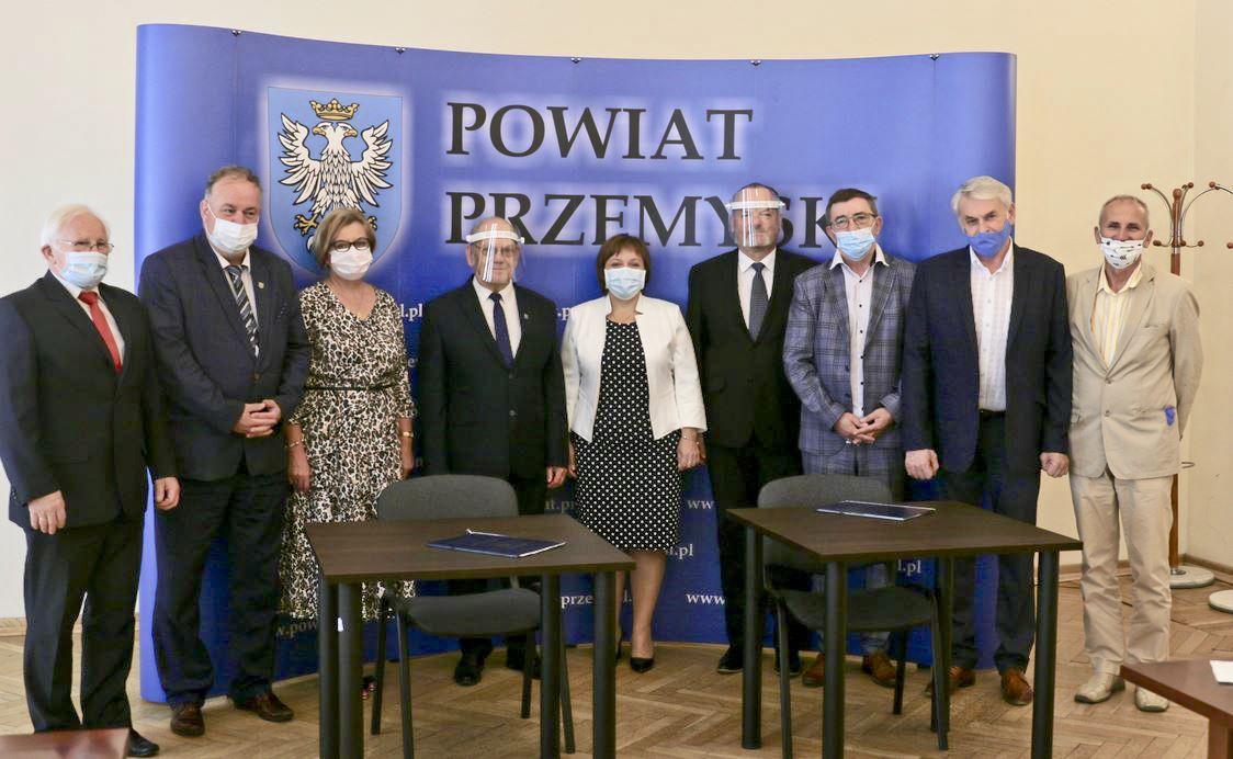 Umowa na udzielenie dotacji celowej z budżetu powiatu przemyskiego na pokrycie kosztów zakupu aparatu ultrasonograficznego dla szpitala wojewódzkiego podpisana została przez reprezentujących obie instytucje 24 sierpnia br. <br/>fot.Starostwo Powiatowe w Przemyślu