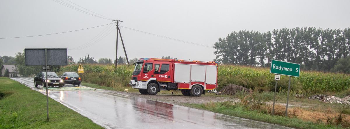 Na drogach wyjazdowych z Łazów ułożono maty dezynfekujące koła samochodów.<br/>fot.Bartłomiej Pacek