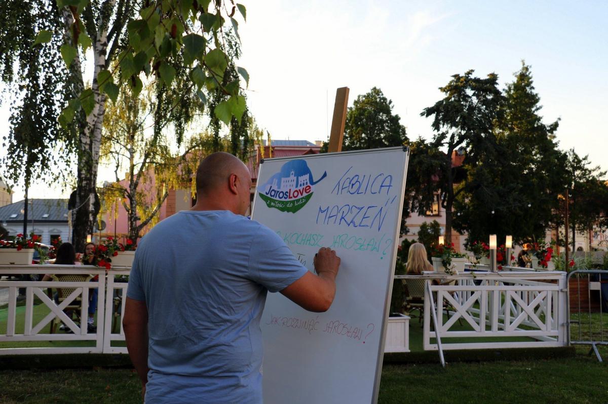 Tablice Marzeń, które stanęły w Jarosławskim Ośrodku Kultury i Sztuki, Centrum Kultury i Promocji w Jarosławiu, w księgarni Kuferek oraz w Miejskiej Bibliotece Publicznej, zawierały 4 pytania: „Za co kochasz Jarosław?”, „Jaki jest Jarosław Twoich marzeń?”, „Jak rozwinąć Jarosław?”, „Na co wydałbyś 4