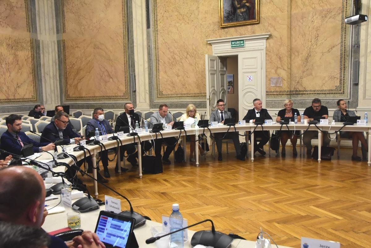 Stosunkiem głosów 12 do 11 radni zdecydowali o nieudzieleniu prezydentowi wotum zaufania i absolutorium.fot.Paweł Bugira