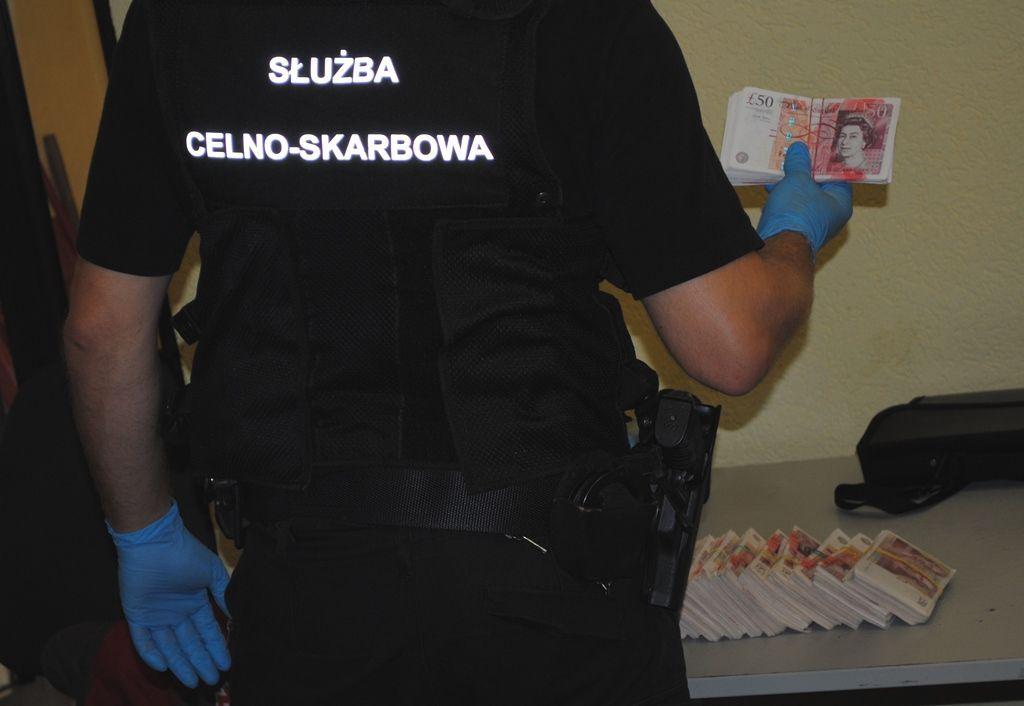 Jednym z rekordowych przypadków w tym miesiącu było wykrycie przez funkcjonariuszy KAS z Korczowej 75 tys. funtów brytyjskich w ukraińskiej ciężarówce.<br/>fot.serwis KAS