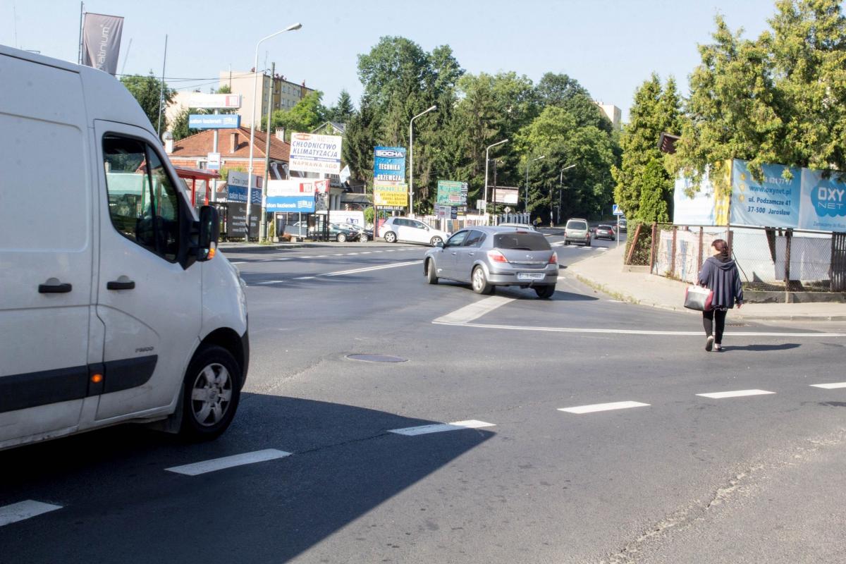 Bezpieczne czy nie? Przejście przez Podzamcze pozostaje wyzwaniem. <br/>fot.Bartłomiej Pacek