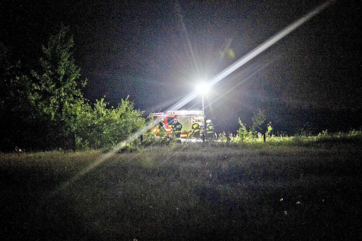 Jako pierwsi pomocy pilotowi udzielili świadkowie - potem do akcji wkroczyły służby ratownicze.<br/>fot.Bartłomiej Pacek