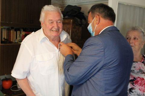 Dekoracja medalami nadanymi przez prezydenta RP odbyła się w domu każdego z jubilatów.<br/>fot.UG Radymno