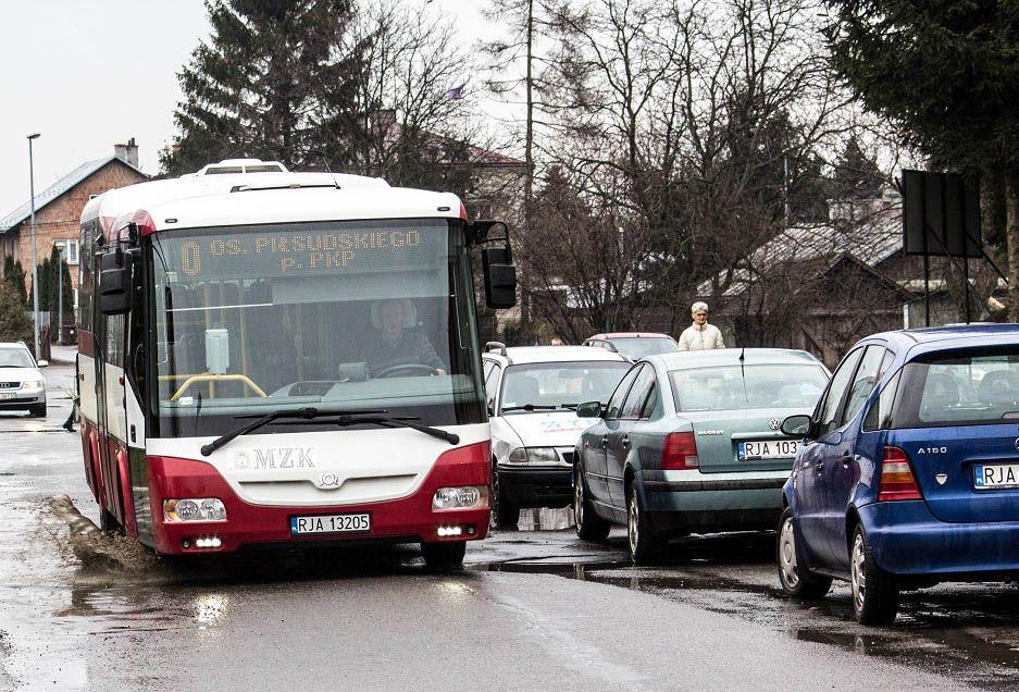 Reforma miejskiej komunikacji w Jarosławiu utknęła z powodu epidemii, modernizacji infrastruktury drogowej oraz przedłużających się rozmów z PKP, dotyczących przejęcia przez miasto obiektów umożliwiających otwarcie centrum przesiadkowego.

<br/>fot.Bartłomiej Pacek