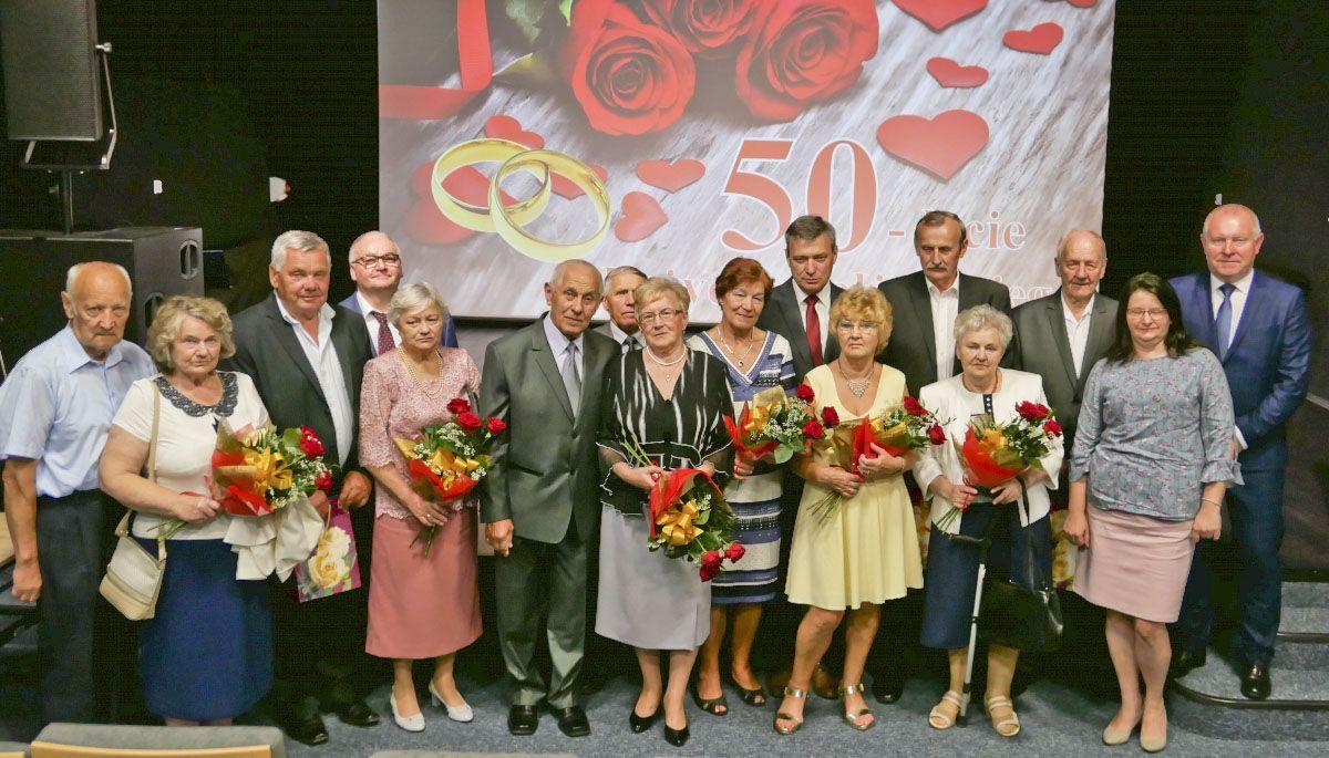 Na jubileuszowym spotkaniu nie brakowało wzruszających chwil. Małżonkowie udekorowani zostali okolicznościowymi medalami i wiązankami kwiatów.<br/>fot.UM Radymno