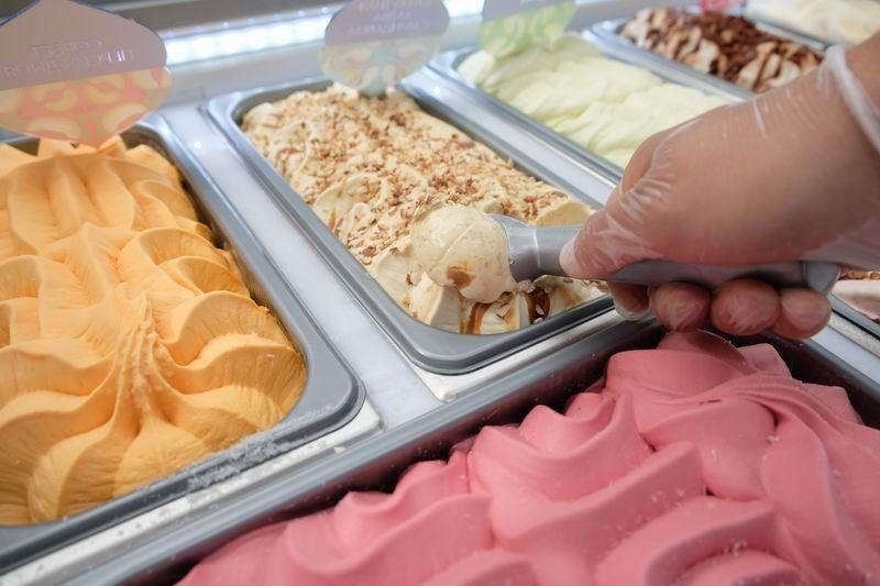 Sanepid kontrolował bary, restauracje, sezonowe punkty gastronomiczne i automaty do produkcji lodów. W niektórych przypadkach nie obeszło się bez mandatów.<br/>fot.ze zbiorow wlasnych