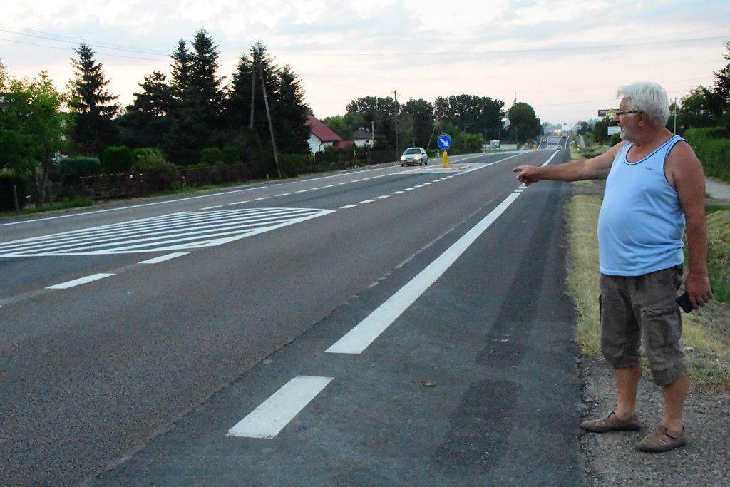 – Wysepka uniemożliwia mi wjazd na posesję samochodem dostawczym z przyczepą – pokazuje Jacek Kurcek. <br/>fot.Paweł Bugira