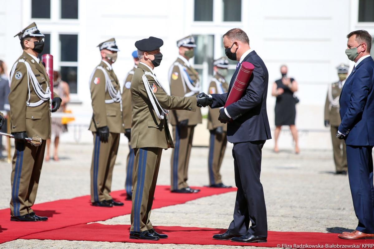 Awans generalski wręczył płk. Rafałowi Kowalikowi na dziedzińcu Pałacu Prezydenckiego sam zwierzchnik Sił Zbrojnych RP prezydent A. Duda.<br/>fot.KPRP Eliza Radziszewska-Białoszewska