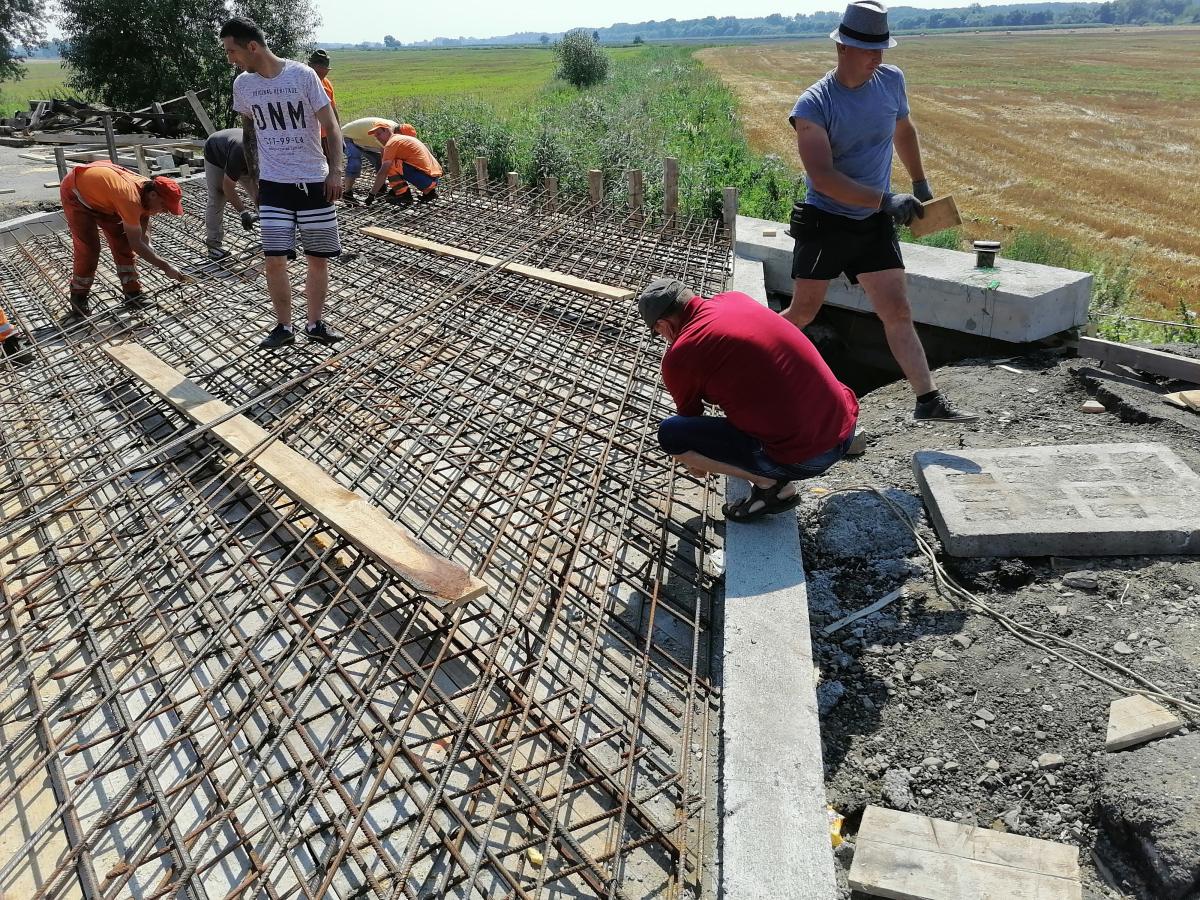 Upał nie przeszkodził pracującym. Most ma być gotowy do końca sierpnia.<br/>fot.Starostwo Powiatowe w Przemyślu