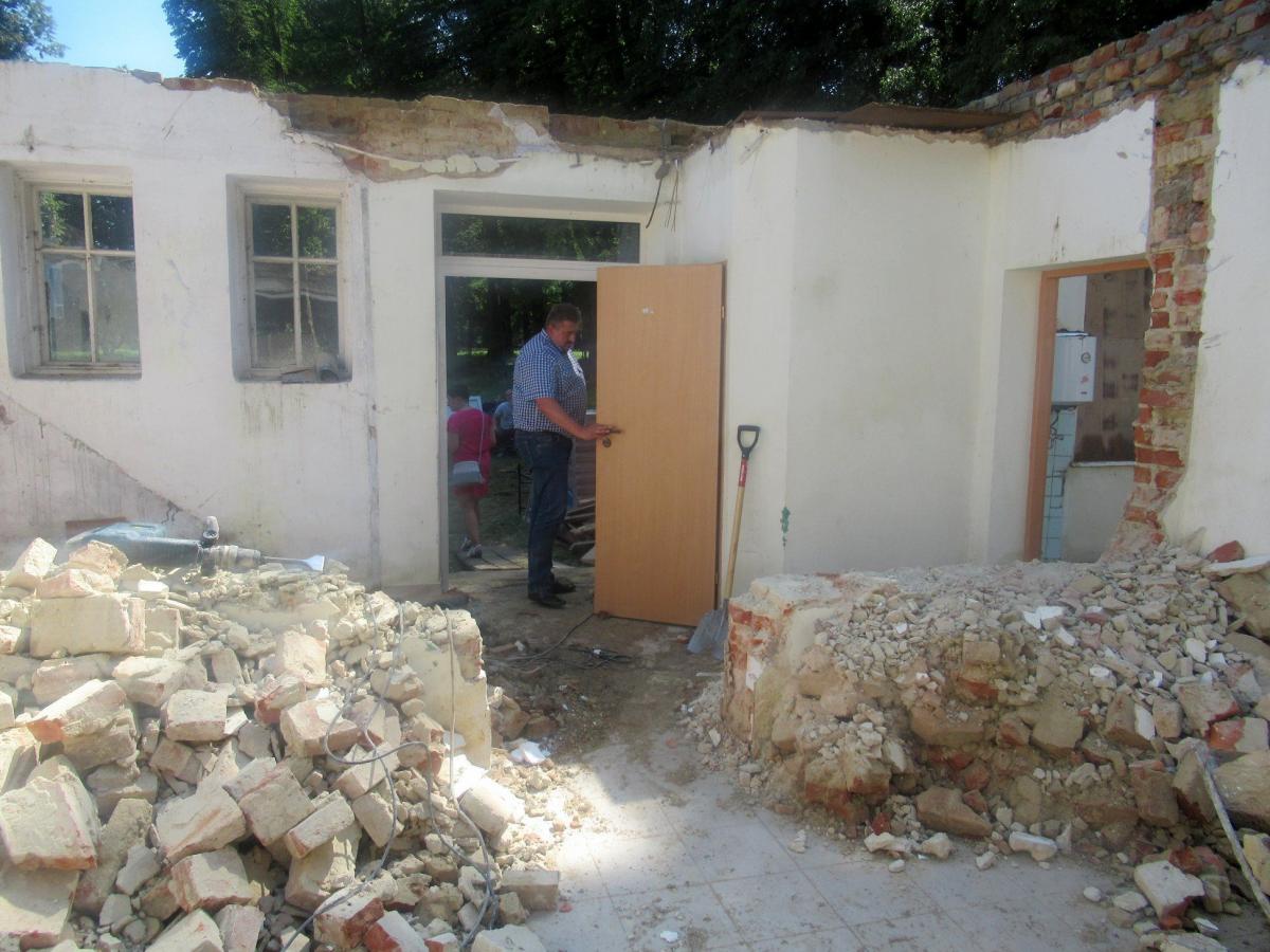 Budynek nie przypomina jeszcze niczego konkretnego, do końca roku ma tu powstać przyjazna niepełnosprawnym placówka dla seniorów.<br/>fot.UMiG Kańczuga