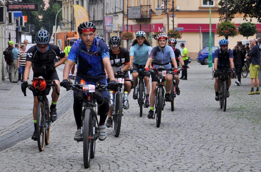Z powodu trwającej epidemii start uczestników rowerowego maratonu odbył się nieco inaczej. W trasę nie wyruszył cały peleton jednocześnie, a 10-osobowe grupy w kilkuminutowych odstępach.<br/>fot.UM Przemyśl