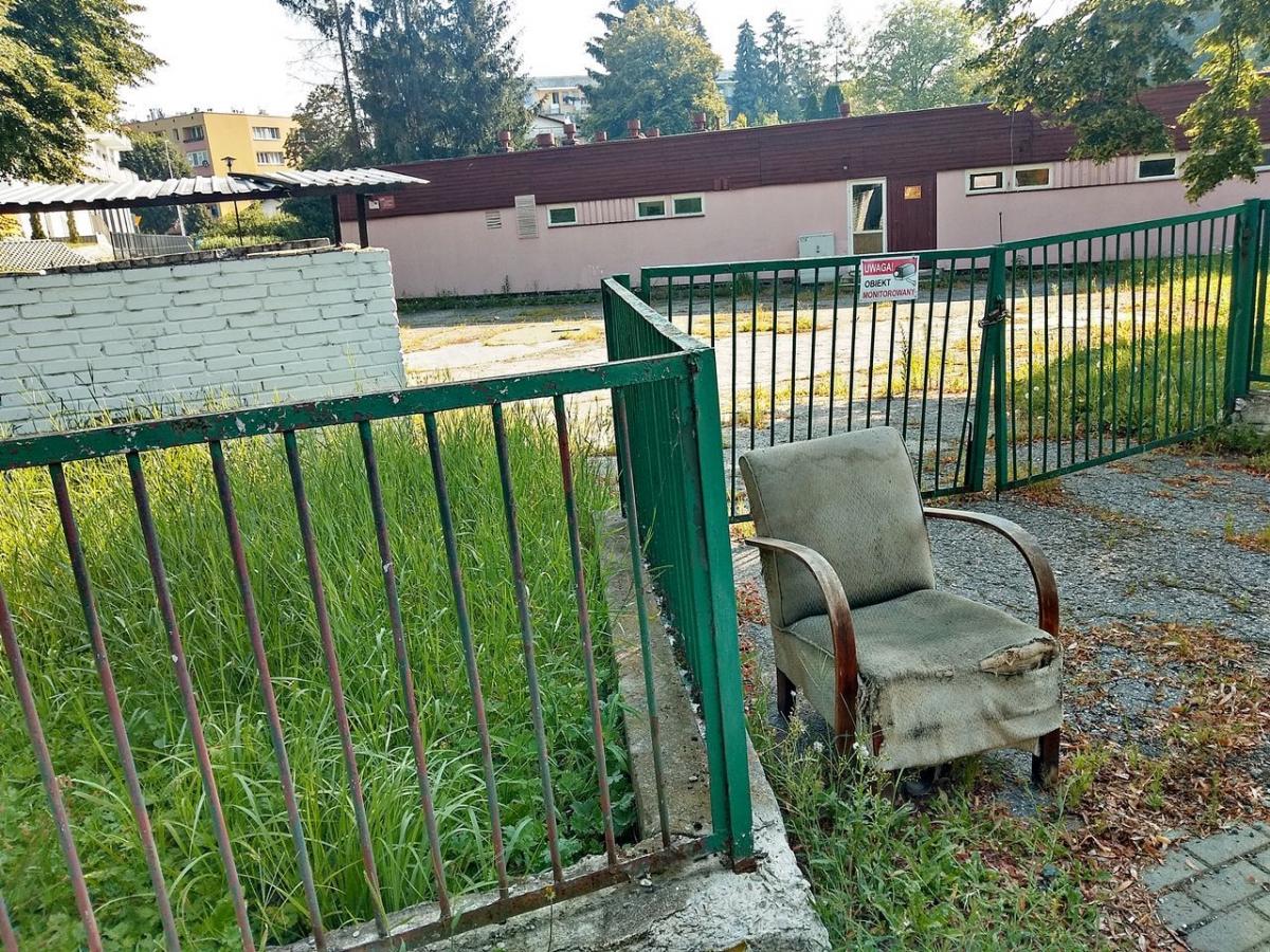 W planach jest powstanie tam strefy zieleni, z tzw. parkiem kieszonkowym. Na razie ciekawskich wita zdezelowany fotel… <br/>fot.Mariusz Godos