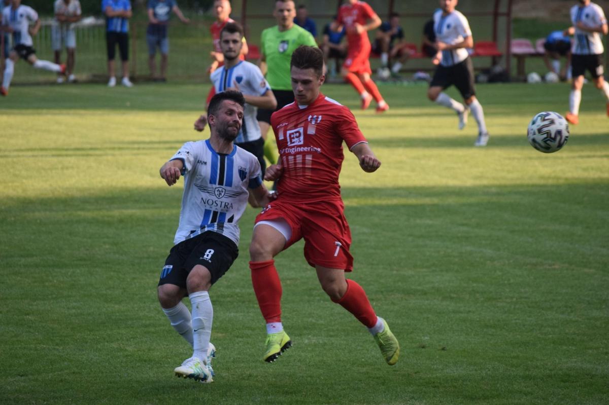 Marek Soczek (z lewej) był jednym z wyróżniających się piłkarzy JKS w derbach z Orłem w Przeworsku.<br/>fot.Dominik Budzowski