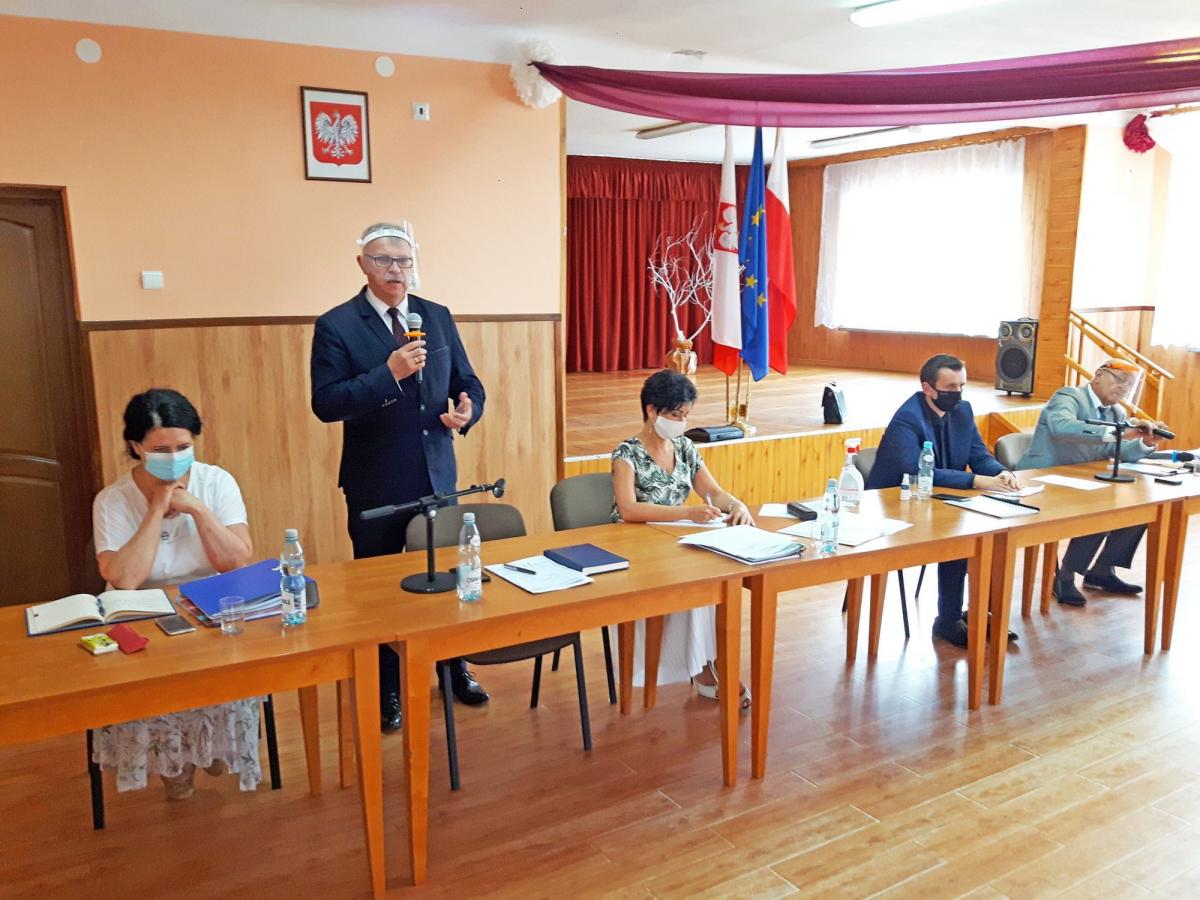 Głosowanie nad wykonaniem ubiegłorocznego budżetu odbyło się z zachowaniem wszelkich środków ostrożności.<br/>fot.UG Chłopice