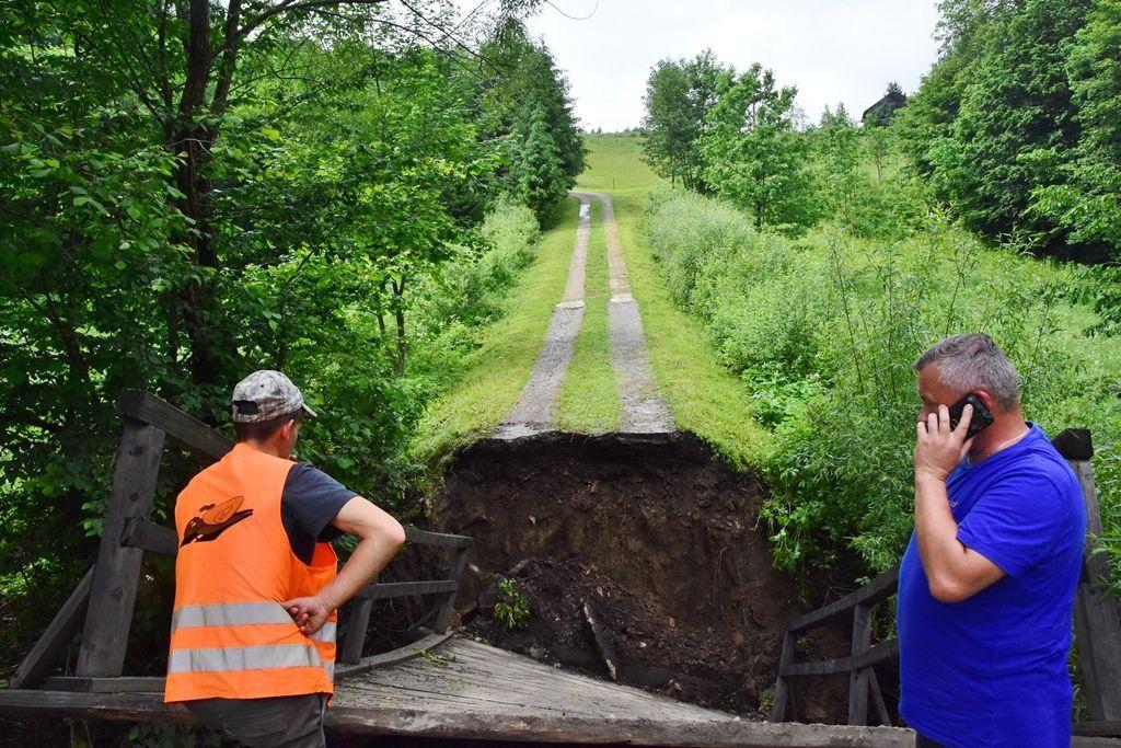 Ulewy, które nawiedziły powiat przemyski pod koniec czerwca wyrządziły duże straty w infrastrukturze publicznej oraz na prywatnych posesjach. Na zdjęciu zawalony most w Piątkowej w gm. Dubiecko.<br/>fot.Paweł Bugira