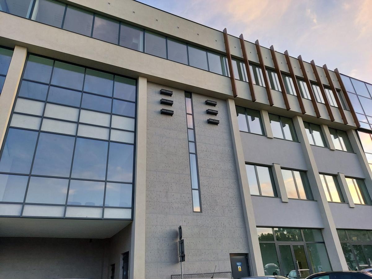 Pierwsze budki pojawiły się na odremontowanym budynku urzędu miejskiego przy ul. Ratuszowej.fot.Paweł Bugira