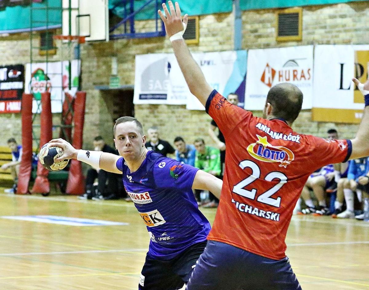 Mateusz Drozdalski (z piłką) może zastąpić na środku rozegrania Tomasza Biernata, ale jeszcze sporo pracy przed nim...<br/>fot.www.siodemka.legnica.pl
